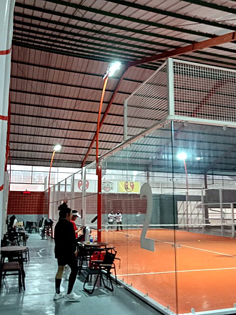 Court padel kaca Disen Arena dengan area duduk di sampingnya